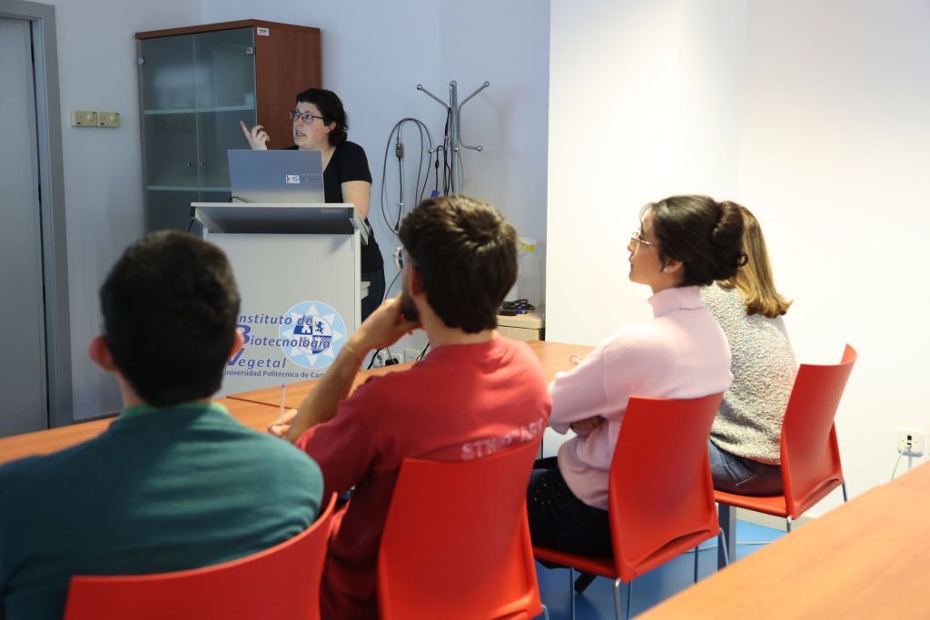 Enriqueta García Gutiérrez, explica en Sinapsis-IBV la caracterización de comunidades microbianas en alimentos.